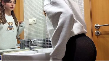 Image Mi padrastro quiere follarme en el ba&ntilde_o mientras nuestros amigos celebran nuevo a&ntilde_o en el salon, es muy divertido tener sexo con un hombre gordo mayor