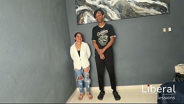 Image Chica petite y su primera experiencia con una verga negra