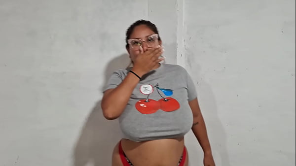 Image Latina bounces her big tits around