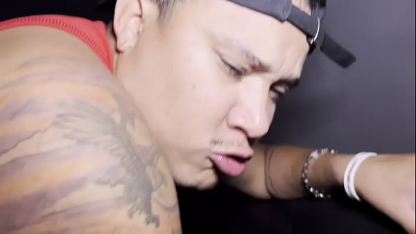 Image AINDA NO CLIMA DE NATAL, AJUDANTE DE PAPAI NOEL SAI DO POLO NORTE PRA MACETAR O GORDINHO PUT&Atilde_O