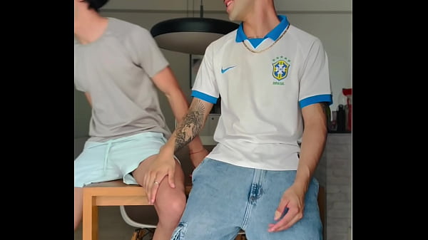 Image CHAMEI O BOY QUE ESBARREI NO SHOPPING PRA VIR PRA MINHA CASA FUDER. PUTO LEITOU MEU CUZINHO.