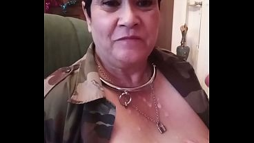 Image 2025 12 23 Chienne Marie pompe un militaire