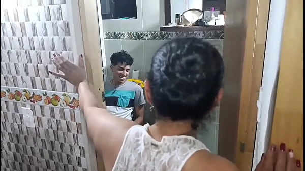 Image me follo el gran culo de mi madrastra mientras estamos solo en la casa