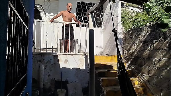 Image Latina gordita tiene sexo duro con su viejo vecino, y termina llena de semen!!! mientras est&aacute_n solos en casa!!!