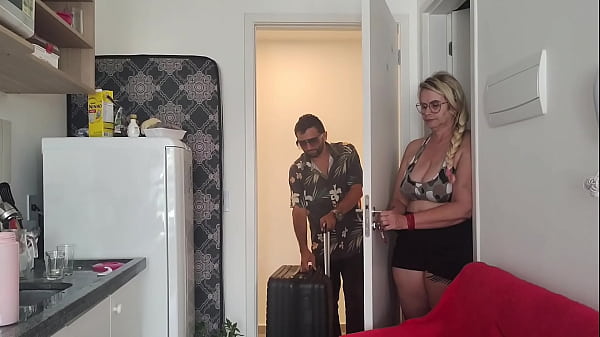 Image O cunhado da Tiffany Montavani chegou para visitar com uma minizinha uma an&atilde_ dentro mala de viagem e socou seu p&ecirc_nis BBC sua buceta virgem