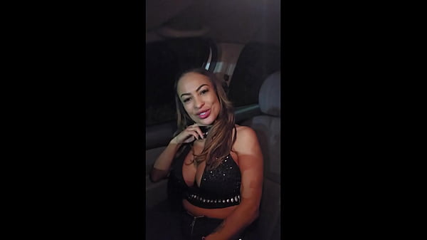 Image Deu o cu no meio da rua com todo mundo olhando. Essa gostosa foi para a pra&ccedil_a publica, cheia de tes&atilde_o e brincou com os machos e depois fez um anal delicioso.