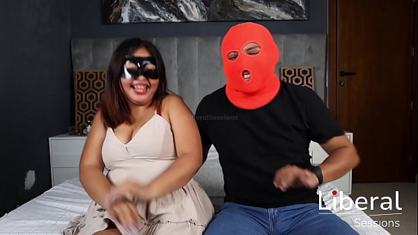 Image Cornudo le venda los ojos a su esposa y la pone a mamar 2 vergas de desconocidos.