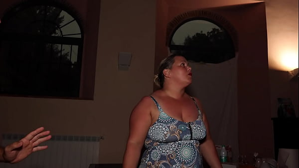 Image La tettona sporcacciona si prende il cazzo dell' agente..