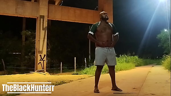 Image Pelado na ciclovia de noite