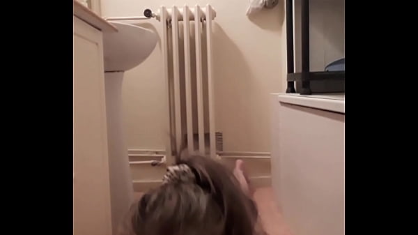 Image 2025 06 12 Esclave F autoseance &agrave_ genoux sur un manche a balais et humiliations