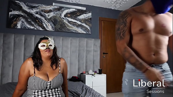 Image Milf putona, tetona y culona es follada por dos desconocidos