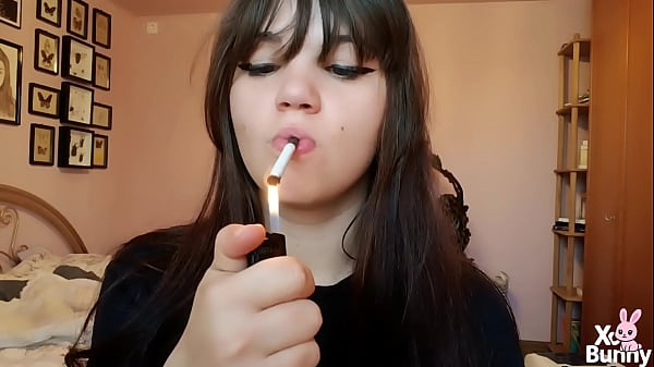 Image Big bare lips smoking