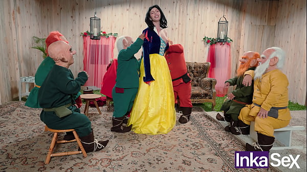 Image Blanca nieves es follada por los siete enanos y bota la manzana por su ano - Vivian Lola