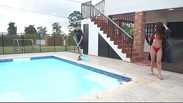 Image Hermosa chica venezolana es follada por el limpiador de albercas