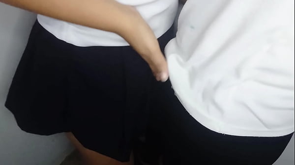 Image PAREJA DE ESTUDIANTES CACHONDOS FOLLA DE PIE EN UNA ESQUINA DEL AULA DE CLASE Y TERMINA EN CREAMPIE