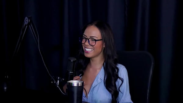 Image VEJA A ENTREVISTA SAFADA E CHEIA DE PUTARIA COM A ALICE VASCONCELOS E OLHAR SOBRE RODAS NO PORN CAST BRAZIL - PARTE 2 (WATCH ON: SHEER/RED)