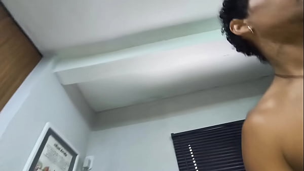 Image COMI O CU DO BARBEIRO EM TROCA DO CORTE DE CABELO