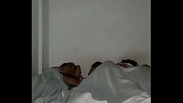 Image Nos quedamos los tres en la misma cama y pasa esto.. video completo en la Red.