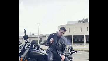 Image Rauchender motorrad junge