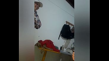 Image Me descumbre cuando me estoy masturbando con mi hermanastra.