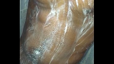 Image Me hago una rica paja en el ba&ntilde_o lleno de jab&oacute_n