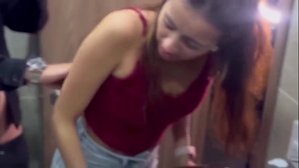 Image ella se gana un aumento con su jefe