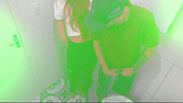 Image Safada fode com desconhecido no banheiro de um barzinho!