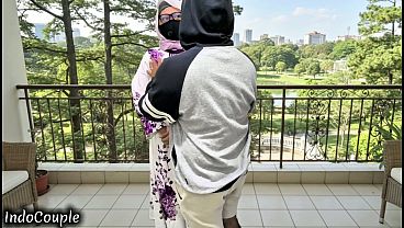 Image Istri nakal berhijab yang doyan selingkuh ketemu sama aku di kampus koridor kampus