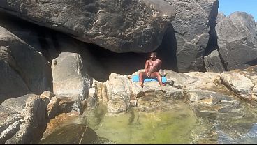 Image Fui a praia, e me deparei com esse preto gostoso e a&iacute_ n&atilde_o teve jeito fui l&aacute_ e enchi seu rab&atilde_o de porra