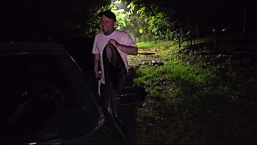 Image Casada, Lalla, pega 2 solteiros na rua, fode em p&uacute_blico e o marido s&oacute_ olha de longe a brincadeira.