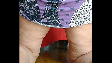 Image Minha madrasta sem calcinha vai limpar o forno de costas para mim.