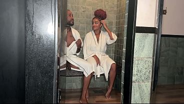 Image tuda na sauna do club, enquanto ela cavalgava o corno chegou e acabou partilhando e chupando a buceta dela cheia de leite meu .