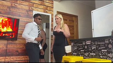 Image Tiffany Montavani satisfazendo seus desejos sexuais , com seu seguran&ccedil_a particular intenso e hardcore p&ecirc_nis BBC