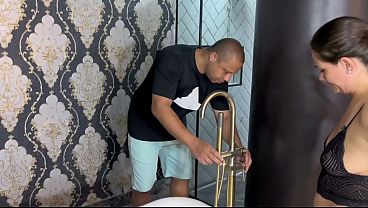 Image ESPOSA SEDUZ ENCANADOR E FODE COM ELE NA FRENTE DO MARIDO - COMPLETO NO RED