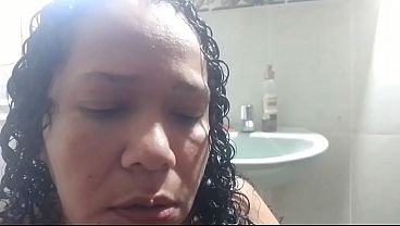 Image MILF caliente se mastuba en el ba&ntilde_o de jefe con su dildo y gime de placer