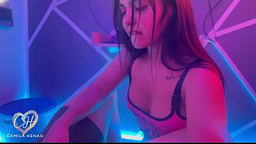 Image Le chupo la polla a mi Roomie mientras juega a la Playstation con los amigos