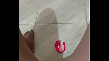 Image Vazou v&iacute_deo da novinha casada se masturbando com o vibrador gemendo gostoso, teve um squirt e esguicho forte