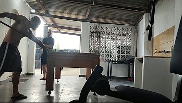 Image camera filma 2 heteros jogando bilhar peladoes