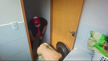 Image T&eacute_cnico Vai Arrumar M&aacute_quina de Lavar e Acaba Comendo Cliente No Pelo