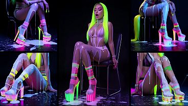 Image Hei&szlig_e Girls zeigen Ihre High-Heels und lassen sich Ihre F&uuml_&szlig_e und Ihren ganzen K&ouml_rper vollspritzen. Verr&uuml_ckte Spermasch&uuml_sse in Neonlicht.