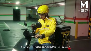 Image ModelMedia Asia - A poor delivery couple swaps partners for sex with a wealthy couple during a delivery