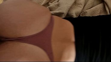 Image Follando el irresistible gran culo de mi madrastra cada vez que su esposo no esta, a ella le encanta tener sexo estilo perrito en cuatro