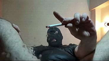 Image POV - Te vac&iacute_o un cond&oacute_n en la cara, te ignoro y te escupo mientras fumo. Muy humillante.