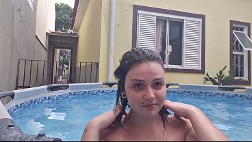 Image Sua vizinha pelada se exibindo na piscina