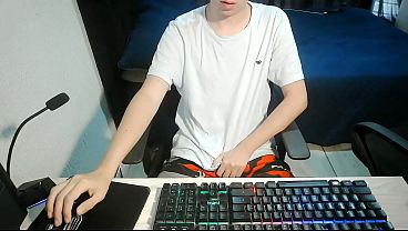 Image Joven Streamer Se Masturba Viendo Porno