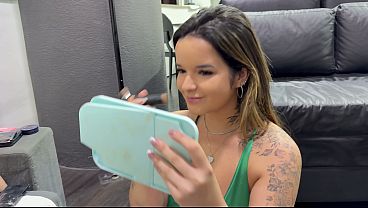 Image NAO DEIXOU A MO&Ccedil_A SE MAQUIAR E EMPURROU O CACETE PRA ELA MAMAR TODO