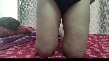 Image desi girl ne khud hi apne hatho se pani nikala