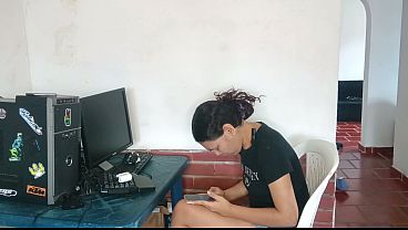 Image Mientras mi novia est&aacute_ en la universidad, su hermanastra y yo calmamos nuestra calentura follando