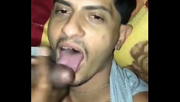 Image Vi um megao pauzudo mijando na linha do trem e ele ficou balan&ccedil_ando o pau duro pra mim, mamei gostoso