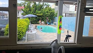 Image Dei para os amigos do meu marido na cozinha enquanto ele limpava a piscina. Parte 2